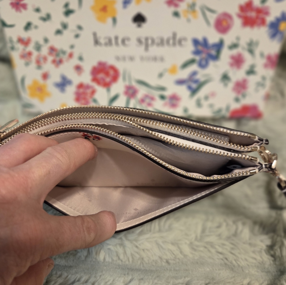NWOT Kate Spade White Clutch with Floral Elegance - Picture 5 of 6